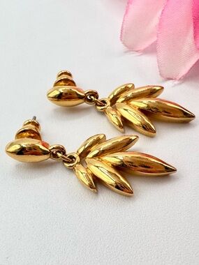 Vintage 90s Trifari Leaf Dangle Drop Earrings Gold Tone Career Chic Signed